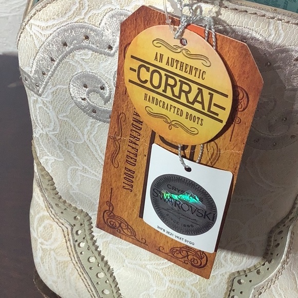 CORRAL NEW - Sz 8.5 - Swarovski sparkle dots - gold shimmer - floral pattern - Picture 6 of 15